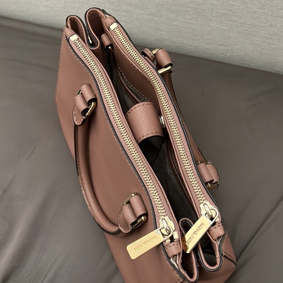 Micheal kors bag - Picture 5 of 7